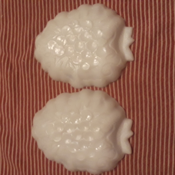 Milk Glass Platters - Picture 4 of 6